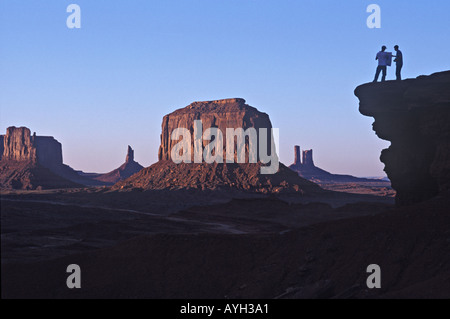 Wanderer - Camper - Touristen studieren eine Karte im Monument Valley in Arizona Stockfoto