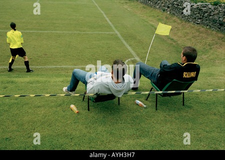 Zwei Zuschauer eine Spiel des Fußballs während die Inselspiele statt auf den Shetland-Inseln im Jahr 2005 Stockfoto