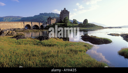 Eilean Donan Castle sitzt auf einen schönen Spätsommer-Abend friedlich neben einer ruhigen Loch Long in Dornie, Schottland Stockfoto