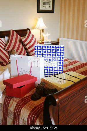 Einkaufstüten auf Hotelbett. Stockfoto