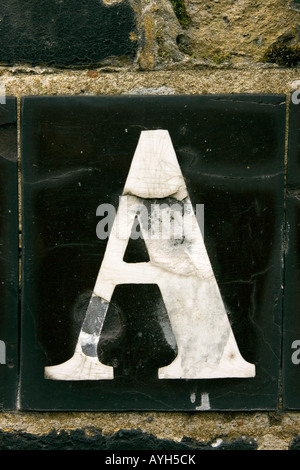 Eine defekte und beschädigte Buchstabe A vom Straßenschild London England UK Stockfoto