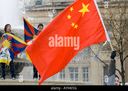 Zwei Frauen protestieren über Chinas Miteinbeziehung in Tibet, Olympischer Fackellauf Stockfoto