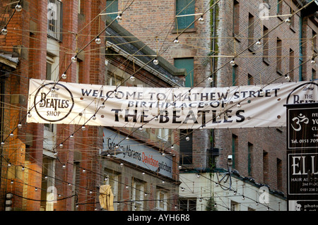 Heimat des The Cavern Club und the Beatles - Overhead Banner begrüßt Touristen Mathew Street in Liverpool Stockfoto