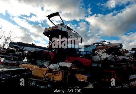 Schrottplatz der verschlissen und verlassene Autos in einem Schrottplatz in der britischen Landschaft hoch aufgetürmt Stockfoto