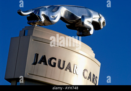 Jaguar Auto Symbol The Leaper auf einem Sockel über das Werk Browns Lane in Coventry, Warwickshire Stockfoto