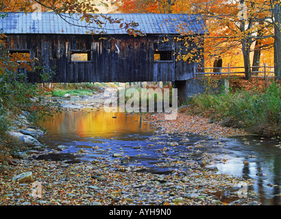 Alte Brücke inmitten Herbstlaub in der Nähe von Grafton, Vermont in Neu-England Stockfoto