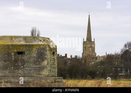 'St Lawrence Church' Lechlade Gloucestershire UK . 'Pillendose' im Vordergrund Stockfoto