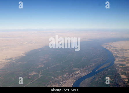 Ägypten: Luxor von Süden kommend: der Nil und die fruchtbaren und bewässerten Bereich ist etwa die Wüste Stockfoto