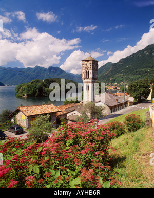 Die Bell Tower von Ossuccio in der Nähe von Sala Comacina am Ufer des Comer Sees, Lombardei, Italien. Stockfoto