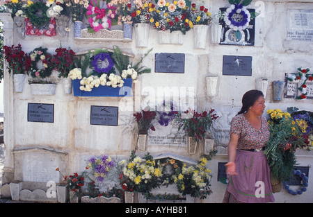 All Saints Day feiern sind eine Zeit, wenn Familien verstorbene Verwandten auf dem Friedhof La Antigua Guatemala besuchen, am 1. November Stockfoto