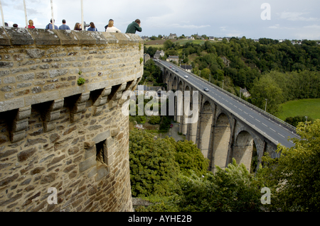 Touristen stehen an der Spitze des Château de Dinan betrachten, Dinan, Frankreich. Stockfoto