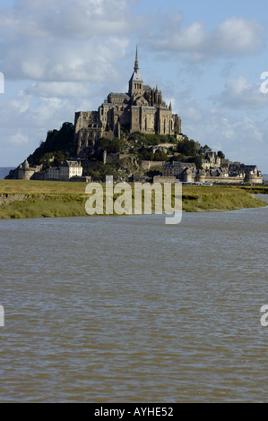 Mont St. Michel Übersicht von der Bank des Flusses Couesnon montieren Stockfoto
