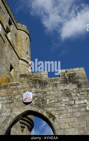 Alte Tür entlang der Stadtmauer von Mont Saint-Michel, ein befestigtes mittelalterliches Kloster auf einer Insel in der Normandie, Frankreich. Stockfoto