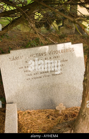 Ausländischen möglicherweise lettischen Grabstein im Cathays Friedhof Cardiff UK Stockfoto