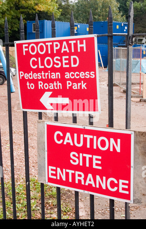 Beratenden Warnhinweise am Bauzaun Roath Park Cardiff UK Stockfoto