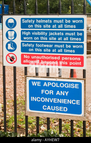 Obligatorische gesundheitliche Unbedenklichkeit Zeichen auf einem Bauzaun Roath Park Cardiff UK Stockfoto