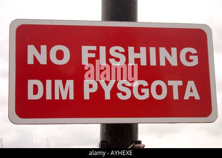 Zweisprachig Englisch Welsh No Fishing-Zeichen auf der Promenade Cardiff Bay UK Stockfoto