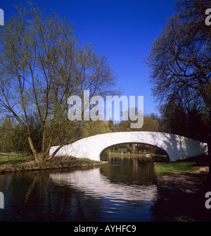 Reflexion der weißen Brücke am Grand Union Canal in der Nähe von Watford, Hertfordshire UK. Stockfoto