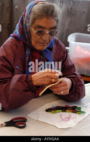 Native Cree Dame und Stickerei Mistissini Native Reservierung nördlichen Quebec Stockfoto