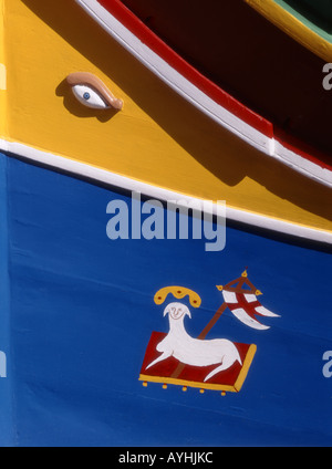 Marsaxlokk, Malta. Detail der Luzzu (traditionellen maltesischen Fischerboot). Lamm und Flagge von St. George Stockfoto