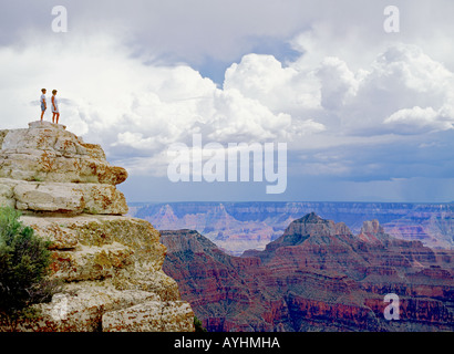 Besucher am Bright Angel Point auf der North Rim des Grand Canyon in Arizona Stockfoto