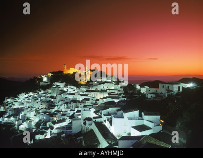 Hillside weißen Dorf Casares in der Abenddämmerung in Provinz Malaga Spanien Stockfoto