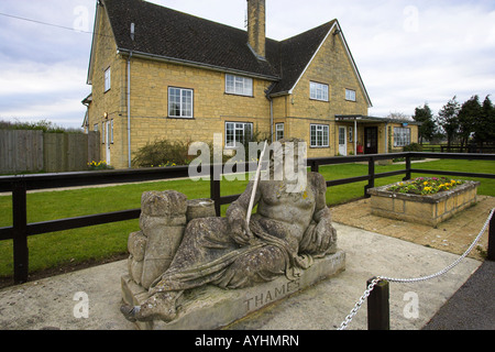 "Alten Vater Themse 't Johns Lock' [Themse] Lechlade Gloucestershire und [lockeeper' s Haus] Stockfoto