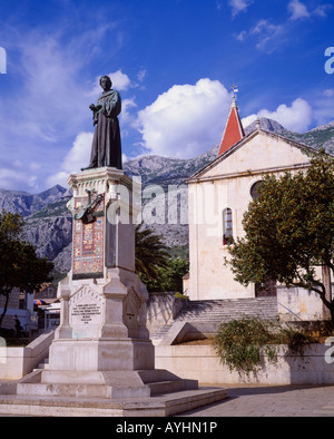 Statue des Fransican Mönchs Andrija Kacic Miosic in Kacicev Trg und Kirche von St. Marko, Makarska, Dalmatien, Kroatien. Stockfoto