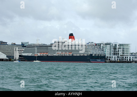 Mega-Kreuzfahrtschiff Queen Mary an der Seite Princess wharf in Auckland Stockfoto