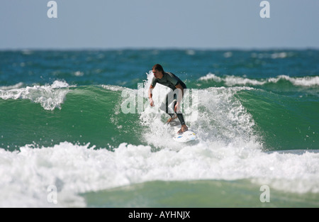 Ein Surfer auf einer Welle auf Fistral Strand Newquay Cornwall Stockfoto