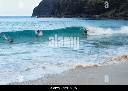 Surfer am Makapu'u Strand auf der Insel O'ahu, Hawaii, Windseite Stockfoto