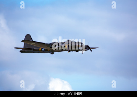 B 17 Flying Fortress Sally B mit Memphis Belle Markierungen bei Duxford Air show Stockfoto