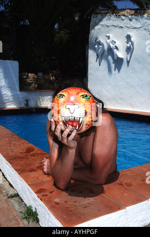 Urlaub in Spanien-Mann, der eine Plastikkugel vor sein Gesicht hält Stockfoto