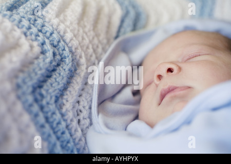 Ein schlafend Baby schwamm in einer blauen Decke. Stockfoto