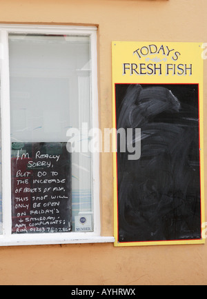 Melden Sie sich an Fischhändler Fenster Stockfoto