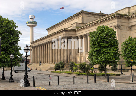 St. Johns Hall, Liverpool mit St Johns Leuchtfeuer hinter Stockfoto