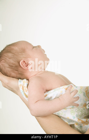 Baby im Studio gehalten. Stockfoto