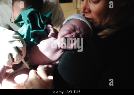 Amsterdam eine Frau einen gesunden jungen im Kreißsaal der Universitätsklinik VU gebärt Stockfoto