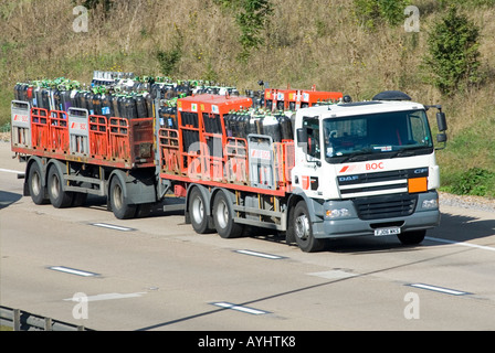 BOC LKW und Anhänger beladen mit Zylindern aus Industrie Gase Gefahrstoffe England GB Stockfoto