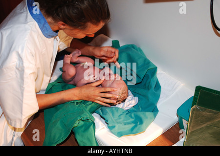 Amsterdam im Kreißsaal des Universitätsklinikums VU Krankenschwester testet die Reflexe eines Neugeborenen jungen Stockfoto