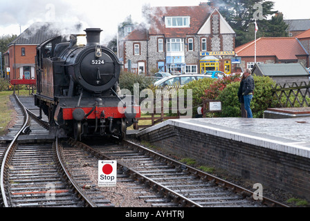 Ehemalige GWR 2-8-0 t Fracht Lok Nr. 5224 der 52XX Klasse läuft rund um einen Zug mit Sheringham auf die North Norfolk Railway. Stockfoto