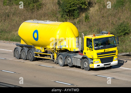 Lose Pulver Anhänger und LKW für blauen Kreis Zement mit angehobenen Achse Stockfoto