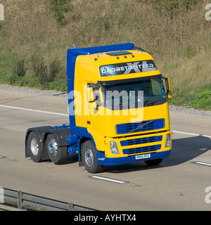 Volvo Globetrotter Nahaufnahme, Vorderansicht, gelber LKW-Motor mit Hauptantrieb, Lastwagen, Fahrerhaus, Stromversorgungseinheit, Bohrfahrzeug und Fahrer bei der Arbeit auf der M25-Autobahn, Großbritannien Stockfoto