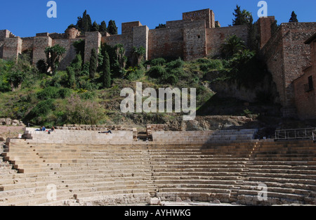 Roman Amphitheatre mit Alcazaba im Hintergrund, Malaga, Spanien Stockfoto