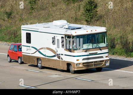 Freizeitfahrzeug RV mit linken Hand fahren Sie einen Kleinwagen UK Autobahn Abschleppen Stockfoto