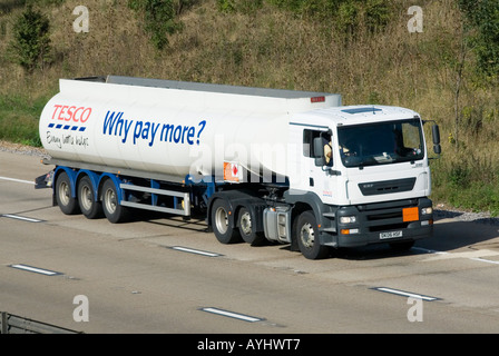 Tesco Supermärkte ERF Kraftstoff Lieferung Tanker Trailer und LKW mit Hazchem Platten Stockfoto