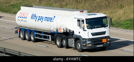 Tesco Supermärkte ERF Kraftstoff Lieferung Tanker Trailer und LKW mit Hazchem Platten Stockfoto