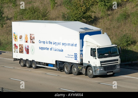 Fairtrade Fair Trade Co-op Supermarkt Werbung auf artikuliert Anhänger hinter Daf lkw-store delivery Lkw Lkw entlang der Autobahn England Großbritannien fahren Stockfoto