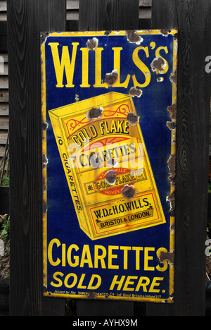 Blists Hill viktorianischen Stadt in Telford Shropshire Werbung Emailleschild für Wills Gold Flake Zigaretten Stockfoto