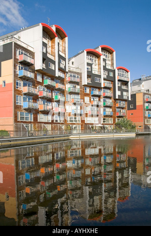 Greenwich Millennium Village Teil der Regeneration von alten Gaswerken auf dem Brownfield-Gelände in das am Wasser gelegene Dorf Wohnsiedlung Greenwich Peninsula London UK Stockfoto